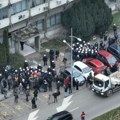 Antisrpska opozicija ponovo divlja! Njih 30 napalo Policijsku upravu u Novom Sadu! (video)