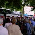 (FOTO/VIDEO) SNS traže članove iz Novog Sada koji će ići na miting u Sremsku Mitrovicu