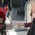 (Foto) "jedna nosi uspomene, druga tek kreće da ih stvara": Ova fotografija iz beogradskog prevoza nikoga nije ostavila…