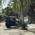Drama u Sremskoj Mitrovici, zapalio se auto: Stanari čuli prasak, plamen gutao vozilo u minutama (foto)