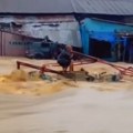 Crni bilans stravičnih poplava Stradale 77 osobe, više od 100 se vodi kao nestalo u Kongu (foto/video)