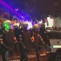 (VIDEO/FOTO) Susret demonstranata i SNS aktivista u Šapcu, razdvaja ih policija