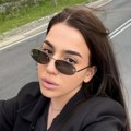 Čolina ćerka provocira u besnoj mašini: Selfi sa spuštenom bretelom zapalio društvene mreže