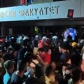 Još dve osobe uhapšene zbog napada na policiju u Novom Sadu Ispred Filozofskog fakulteta otimali štitove policiji, pravili…