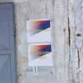 Severni deo Kosovske Mitrovice oblepljen plakatima sa srpskom trobojkom