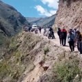 Horor! Autobus sleteo sa litice visoke 300 metara, stradalo najmanje 16 ljudi Desetine povređenih prevezeni u bolnicu (video)