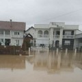 POPLAVLJENO ROMSKO NASELJE U PERTATU: JABLANICA SE IZLILA, A MEŠTANI SE SAMI BRANE OD POPLAVA — SLUŽBE I DALJE NISU NA TERENU…
