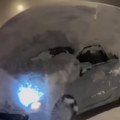 (Video) Istorijska snežna kataklizma u evropskoj zemlji palo 3 metra snega, ljudi kopaju tunele do kuća: Prete lavine…