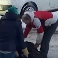 Žena pala nasred puta i izgubila svest, građani joj odmah pritekli u pomoć: Nadležni apeluju na maksimalan oprez (video)