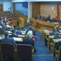 Haos u crnogorskom parlamentu: Prekinuta sednica, poslanici DPS-a opkolili su sto predsedavajućeg