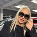 "Idem u Grčku da odmorim" Vesnu Zmijanac drugarica drži pod ruku, stigla u Arenu na treći koncert: "Nikolija je ćerka za…