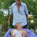 Ovo je otac Milana Vasića: Glumac pokazao kako ponosni deka uživa sa unukom na Kosovu, prizor oduševio sve
