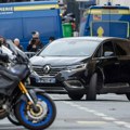 Francuska policija pronašla jurišnu pušku i pištolj u vozilu u predgrađu Pariza