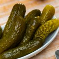 Domaći kiseli krastavci ostaće hrskavi ako u teglu dodate ovaj jednostavan sastojak