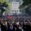 Demonstranti zapalili stolice koje je Rama postavio kao poziv na dijalog, ponovo protesti u Tirani
