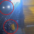 Užasna scena u Karađorđevom parku! Žena i dete trče tik ispred voza, sekunde ih dele od stravične tragedije (video)