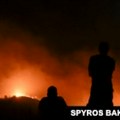 Евакуација с отока у Грчкој, избијају нови пожари