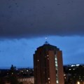 Zastrašujući snimak pred nevreme u Novom Sadu, ptice panično letele: Nebo podeljeno na dva dela