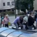 Prvi snimak posle atentata na premijera Slovačke: Ljudi u panici, haos na ulici (video)