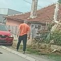 Mladić se autom zakucao u ogradu kuće u Leskovcu, a onda postupkom šokirao očevice: "Protrča pored mene..."