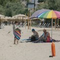 "Šta to natera roditelje da čim dođu na plažu deci skinu gaće": Srpkinja komentarom izazvala opšti haos na mrežama…