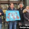 Opozicija blokirala ulaz u tužilaštvo u Novom Sadu zahtevajući puštanje uhapšenih nakon protesta