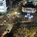 Studenti iz cele Srbije stigli na osamnaestčasovni protest u Niš. Nišlije ih dočekale na crvenom tepihu uz ovacije, sa…