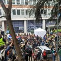 Studenti u blokadi blokirali zgradu RTS-a, Vučić posetio povređenog žandarma