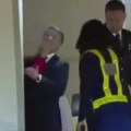 Govor tela odao Makrona: Stručnjak otkriva da li je Brižit zaista udarila Emanuela na viralnom snimku