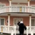 "Stavila sam zlatan zub dok sam još bila nevina“ Romi pokazali vile i luksuz koji ostavlja bez daha: „Oba sina mi voze…