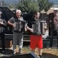 Harmonikaši sviraju pored spomen ploče: Muzika na pomenu legendarnom pevaču i kompozitoru na seoskom groblju (video)