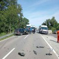 Auto udario u betonski nadvožnjak, pa sleteo u jarak: Teško povređene državljanke Austrije u nesreći kod Niša