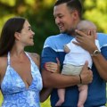 (Foto) prvo letovanje sa bebom: Uroš Živković (26) sa sinom i ženom na moru: Zalazak sunca i raj oko njih