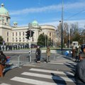 Ispred Skupštine mirno, deo Takovske i Bulevara kralja Aleksandra blokiran za saobraćaj