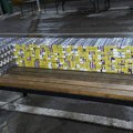 FOTO: Sve moguće šupljine automobila napunio cigaretama - pokušao da ih prošvercuje preko Srpske Crnje