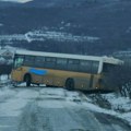 Zbog poledice autobus skliznuo sa puta