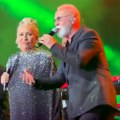 Vesna Zmijanac i Dino Merlin zapevali " Jorgovane" Erupcija emocija u Areni, pevač joj se obratio posebnim rečima: "Pružila mi…