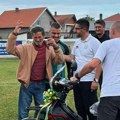 Neverovatan gest u Čačku: Fudbaleri lokalnog kluba svom vernom navijaču kupili novi motor (foto)