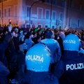 (Foto) Molotovljevi kokteli poleteli na policiju, demonstranti krenuli na parlament! Novi haos na ulicama Italije: Policija…