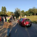 Snimak haosa na Savskom nasipu: Devojka pokušala da probije blokadu, a onda se potukla sa učesnicom protesta