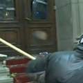 Jezivi snimak razularene grupe nasilnika: Pogledajte kako razbijaju vrata na ulazu u Skupštinu grada (video)