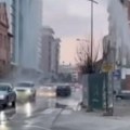 "Vodoskok" u novom sadu: Voda šiklja uvis, cev pukla a ulica okupana! (video)