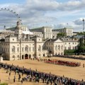 Panika u Londonu, auto se zabio u kapiju Bakingemske palate: Naoružani policajci hitno stigli na lice mesta
