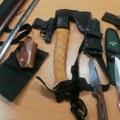 Pištolj, mač, noževi i sekira u automobilu na graničnom prelazu