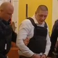 Bukagije na nogama, pancir na prsima Ovako sada izgleda ubica škaljarca iz Kragujevca, sudnica pod opsadom (video)