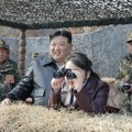 Kim Džong nadgledao vežbu ispaljivanja iz "super-velikih" višecevnih raketnih bacača, Južna Koreja zabrinuta