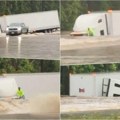 Voda guta kamion dok se vozač bori za život! Strašan snimak iz Teksasa, kiša napravila totalni haos: Bujica nosi sve pred…