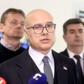 "Izvinjenje policajcima Za sve što su pretrpeli danas": Vučević nakon incidenata na izboru gradonačelnika u Novom Sadu…