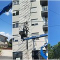 Stara pazova spremno dočekuje leto Tim električara JP „Čistoća“ otklanja kvarove na elektromreži