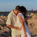 Na plaži nosi torbicu od: 32.000 evra Supruga fudbalera pored mora u markiranom od glave do pete, tek da čujete koliko košta…